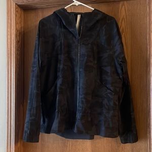 Lululemon Camouflage windbreaker. Like new. Size 12.